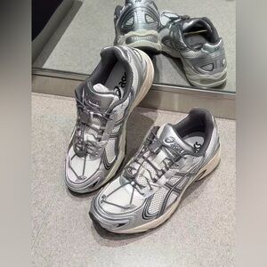 ASICS Silver and white trainers  running Shoes men Silver 9.5